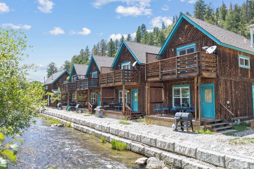 Riverfront! "River Retreat Cabin #3" Updated, In Town, Pet friendly, WIFI