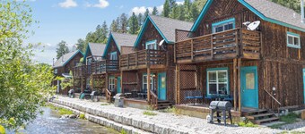Riverfront! "River Retreat Cabin #3" Updated, In Town, Pet friendly, WIFI