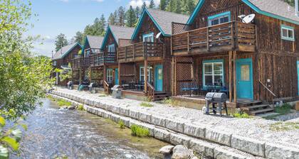 Riverfront! "River Retreat Cabin #3" Updated, In Town, Pet friendly, WIFI