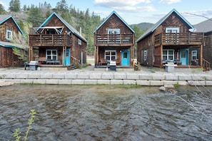 Exterior - Riverfront! "River Retreat Cabin #4" In Town, Pet Friendly, WIFI (Red River)