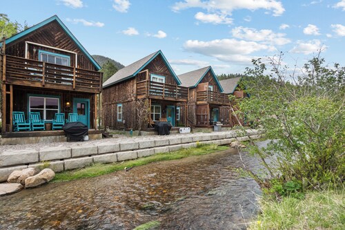 Riverfront! "River Retreat Cabin #4" In Town, Pet Friendly, WIFI