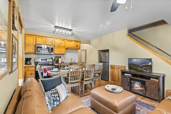 TV - Riverfront! "River Retreat Cabin #4" In Town, Pet Friendly, WIFI (Red River)
