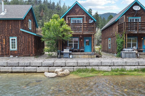 Riverfront! "River Retreat Cabin #4" In Town, Pet Friendly, WIFI