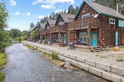 Riverfront! "River Retreat Cabin #4" In Town, Pet Friendly, WIFI