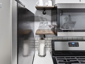 Fridge, microwave, oven, stovetop - Enjoy Weekly Discounts in The Flower Room /King Bed/Downtown Near Medical Center (Houston)