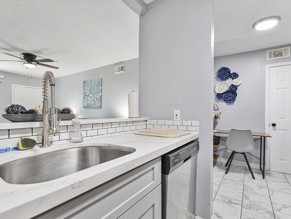 Fridge, microwave, oven, stovetop - Enjoy Weekly Discounts in The Flower Room /King Bed/Downtown Near Medical Center (Houston)