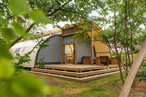 Spezialzelt, Festivalatmosphäre, Platz für ein Kinderbett