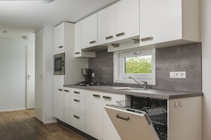 Frigorifero, microonde, forno, piano cottura
