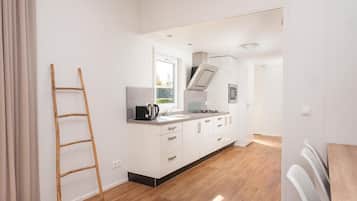 Geladeira, micro-ondas, cooktop, lava-louças