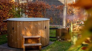 Tina de hidromasaje al aire libre