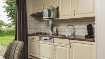 Fridge, microwave, stovetop, dishwasher