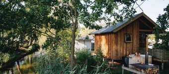 Cozy cottage with hot tub, right on the Regge River. Check out the pictures!