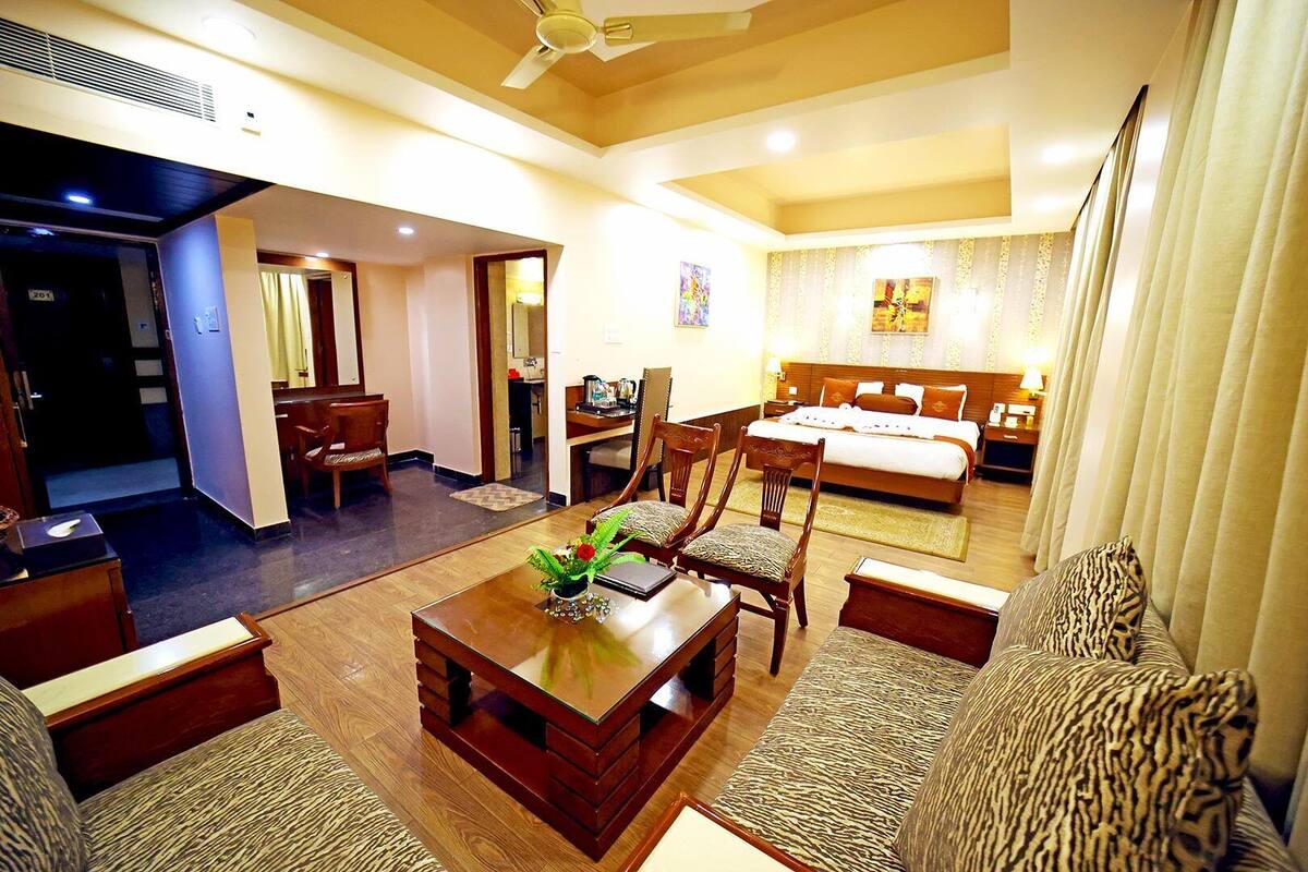 Desk, laptop workspace, iron/ironing board, free WiFi