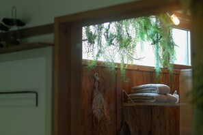 Chambre de base | Salle de bain | Articles de toilette (gratuits), pantoufles, serviettes fournies