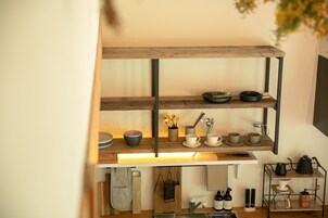 Refrigerador, microondas, cafetera/tetera, tetera/pava eléctrica