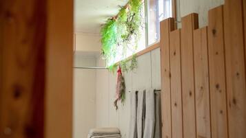 Basic Room | Bathroom | Free toiletries, bidet, towels, soap