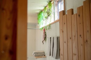 Habitación básica | Baño | Artículos de higiene personal gratuitos, zapatillas, bidé y toallas