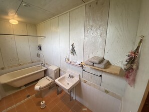 Basic-Zimmer | Badezimmer | Hausschuhe, Handtücher