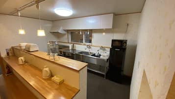 Basic House | Private kitchen | Fridge, microwave, stovetop, coffee/tea maker