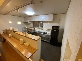 Basic House | Private kitchen | Fridge, microwave, stovetop, coffee/tea maker