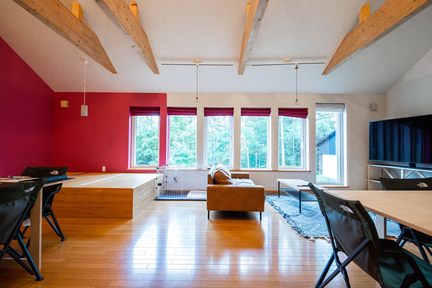 基础独立别墅 | 起居区 | 42-英寸纯平电视 （配备有线频道）、电视