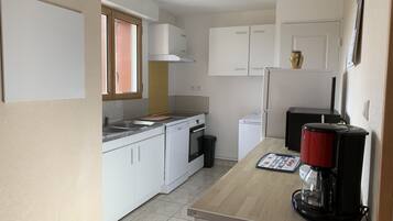 Een koelkast, een magnetron, een oven, een kookplaat