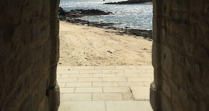 Quiet, bright apartment on the Brittany seafront, 1 minute's walk from the beach.
