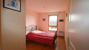 2 habitaciones, tabla de planchar con plancha y cuna de viaje