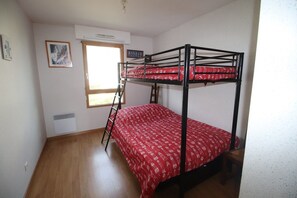 2 habitaciones, tabla de planchar con plancha y cuna de viaje 