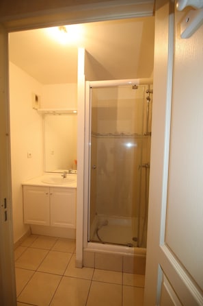 Dusche, Haartrockner, Toilettenpapier