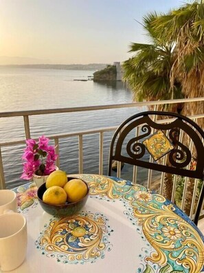 Outdoor dining - Historic seaside accommodation next to the Arab-Norman castle (Castellammare del Golfo)
