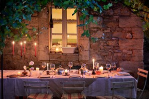 Outdoor dining - Magnificent Provencal House Full of Charm and Taste (Aigaliers)