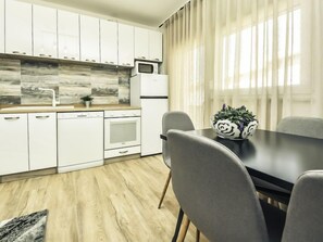 ثلاجة، ميكروويف، فرن، غسالة أطباق