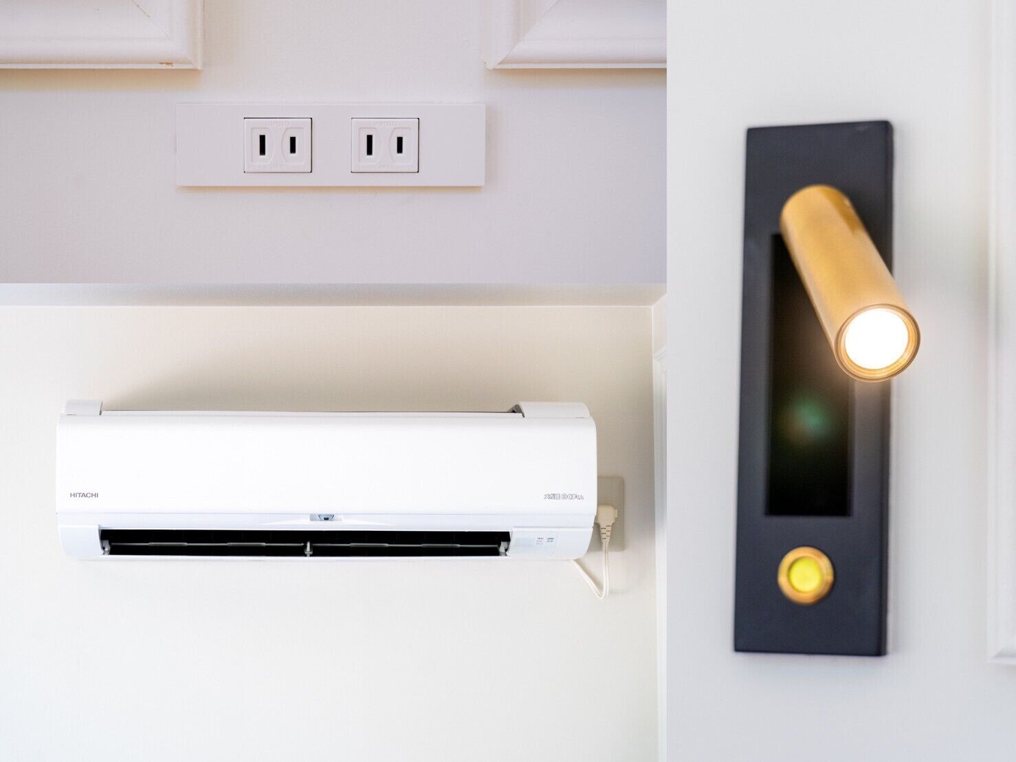 Eine Wandklimaanlage und ein moderner Lichtschalter.