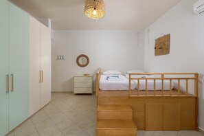 3 habitaciones, tabla de planchar con plancha y cuna de viaje 