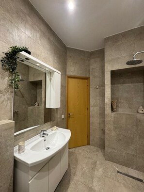 Baignoire, séchoir à cheveux, serviettes fournies, savon
