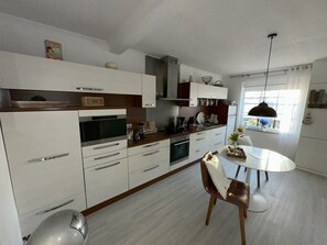 Fridge, oven, stovetop, dishwasher - Vacation home Huus an`t Dörpsdiek in Krummhörn, East Frisia, near the dike (Krummhörn)