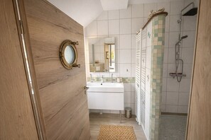Haartrockner, Handtücher, Seife, Toilettenpapier