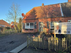 Exterior - Vacation home Huus an`t Dörpsdiek in Krummhörn, East Frisia, near the dike (Krummhörn)