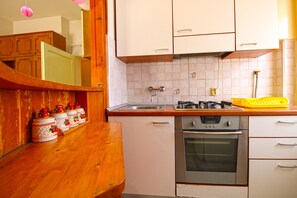Fridge, oven, stovetop, cookware/dishes/utensils - Apartment 2160/54228 (Istria - Pula), 1500m from the beach (Pula)