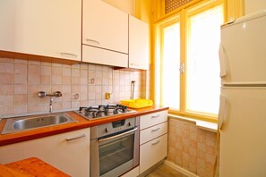 Kjøleskap, ovn, kokeplater og kjøkkenutstyr