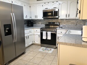 Fridge, microwave, oven, stovetop - McAllen Palm Oasis Condo - 5 min to airport, mall, hospital (McAllen)