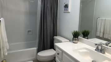 Ducha y bañera combinadas, secador de pelo, toallas y jabón