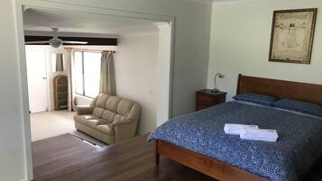 1 habitación, tabla de planchar con plancha, wifi gratis y ropa de cama