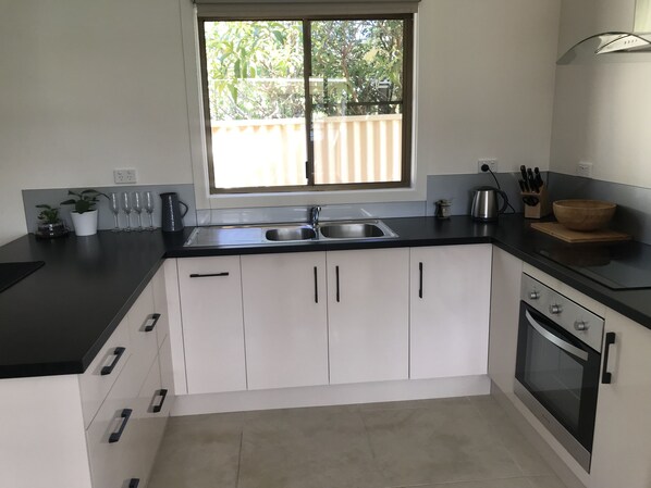 Refrigerador, microondas, horno, tetera/pava eléctrica