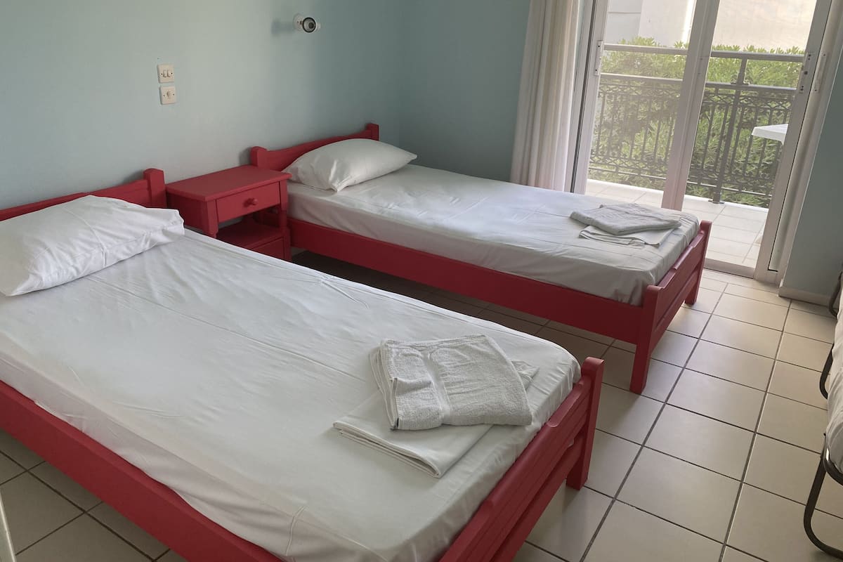 Standard Studio | Free rollaway beds, bed sheets