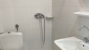 A bathroom with a toilet, a shower, and a sink. - Hotel Asimina (Zakynthos)