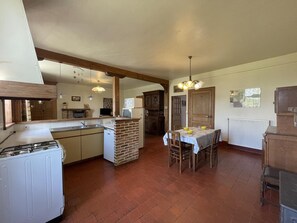 Réfrigérateur, micro-ondes, four, cafetiÚre/bouilloire