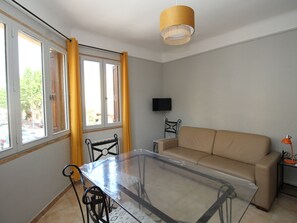 TV - Port-Vendres Bright T3 Apartment in Village Center with WiFi (Port-Vendres)