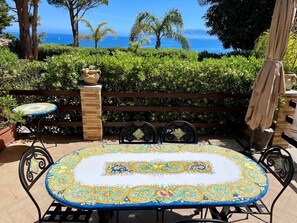 Outdoor dining - Apartment by the Sea (Sicilia)
